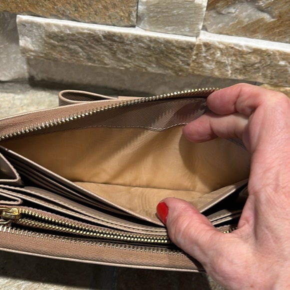 Authentic Prada cameo saffiano full zip bow wallet - Picture 12 of 12